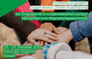 Das Bild zeigt einen Teil des Sharepics der Juleica-Ausbildung "Vielfältig engagiert" für Instagram Posts. Im Vordergrund sind Informationen zur Veranstaltung zu sehen: "23. - 27. Oktober 2023, Haus der Jugend in Kassel". Im Hintergrund ist ein Foto von übereinandergelegter Hände abgebildet.