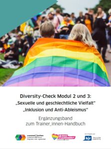 Auf dem Bild ist die Titelseite des Trainer_innenhandbuchs Diversity Ckeck Modul 2+3 zu sehen. Es zeigt zwei Personen mit einer Regenbogenflagge.